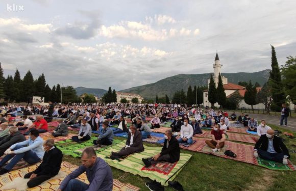 Stotine Mostaraca Ramazanski bajram dočekalo pod otvorenim nebom