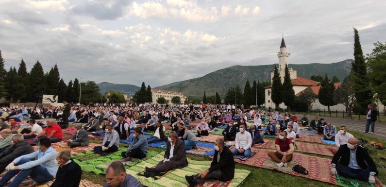 Stotine Mostaraca Ramazanski bajram dočekalo pod otvorenim nebom